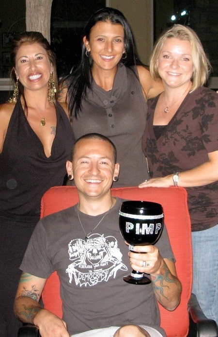 A picture of Chester Bennington with all of his three baby mammas where Elka is the right one.